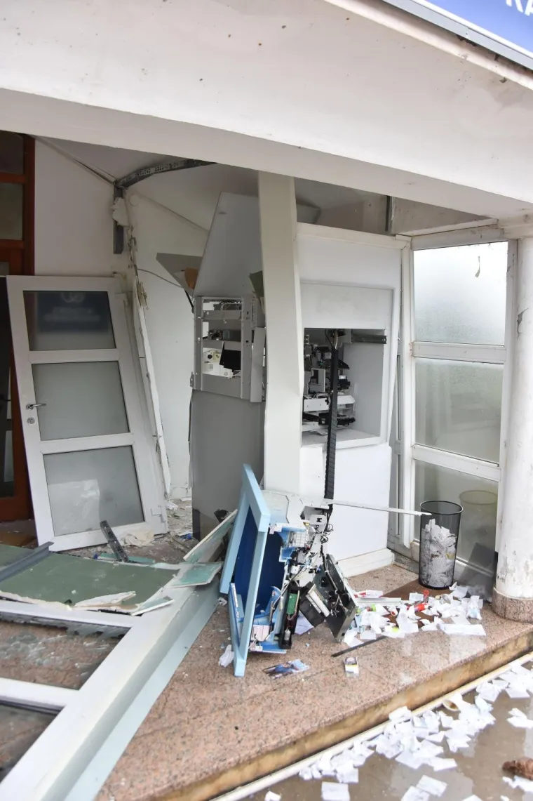 Nepoznati počinitelj je ispred poslovnice Erste banke uporabom plinske eksplozivne smjese, raznio bankomat. Nije uspio uzeti novac