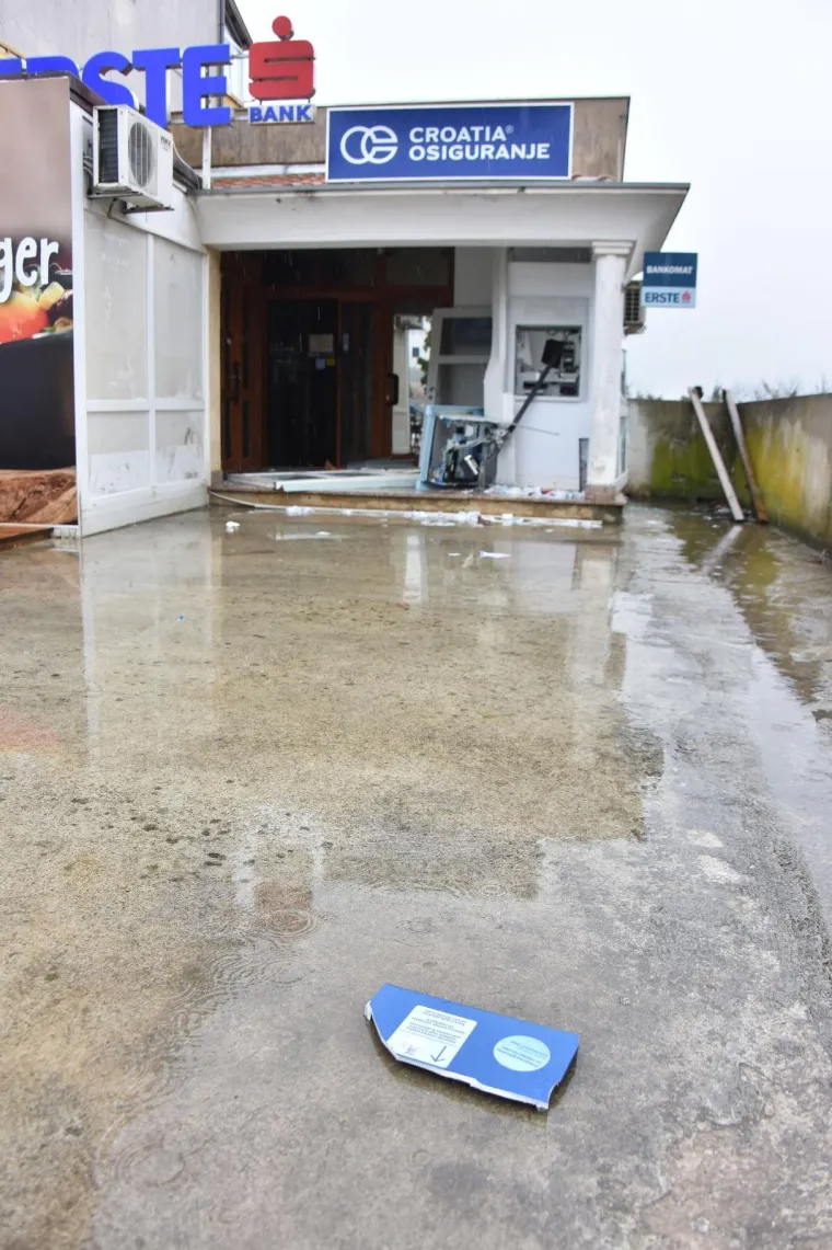 Nepoznati počinitelj je ispred poslovnice Erste banke uporabom plinske eksplozivne smjese, raznio bankomat. Nije uspio uzeti novac