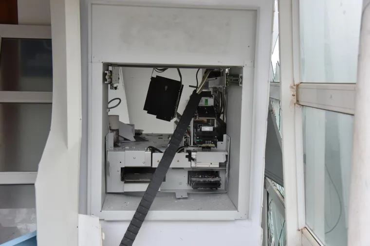 Nepoznati počinitelj je ispred poslovnice Erste banke uporabom plinske eksplozivne smjese, raznio bankomat. Nije uspio uzeti novac