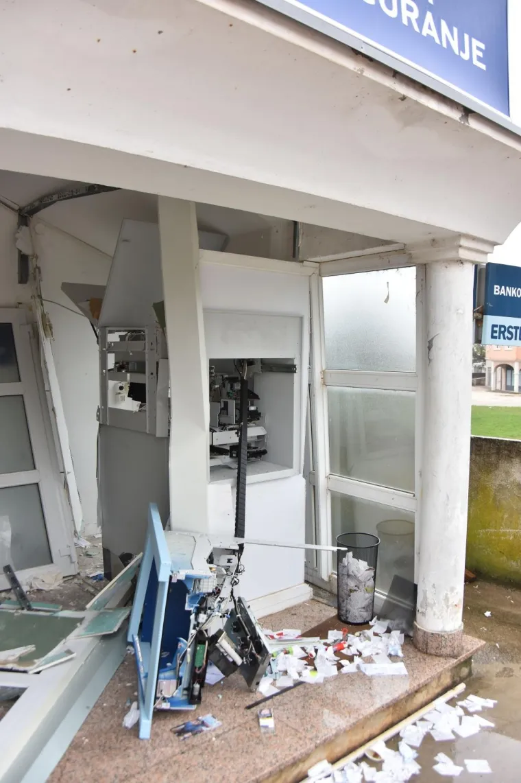 Nepoznati počinitelj je ispred poslovnice Erste banke uporabom plinske eksplozivne smjese, raznio bankomat. Nije uspio uzeti novac