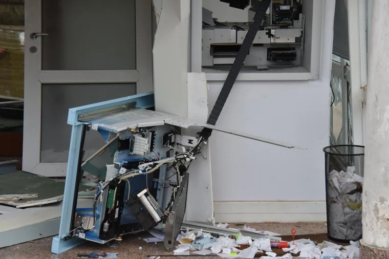 Nepoznati počinitelj je ispred poslovnice Erste banke uporabom plinske eksplozivne smjese, raznio bankomat. Nije uspio uzeti novac