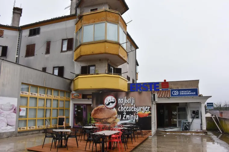 Nepoznati počinitelj je ispred poslovnice Erste banke uporabom plinske eksplozivne smjese, raznio bankomat. Nije uspio uzeti novac