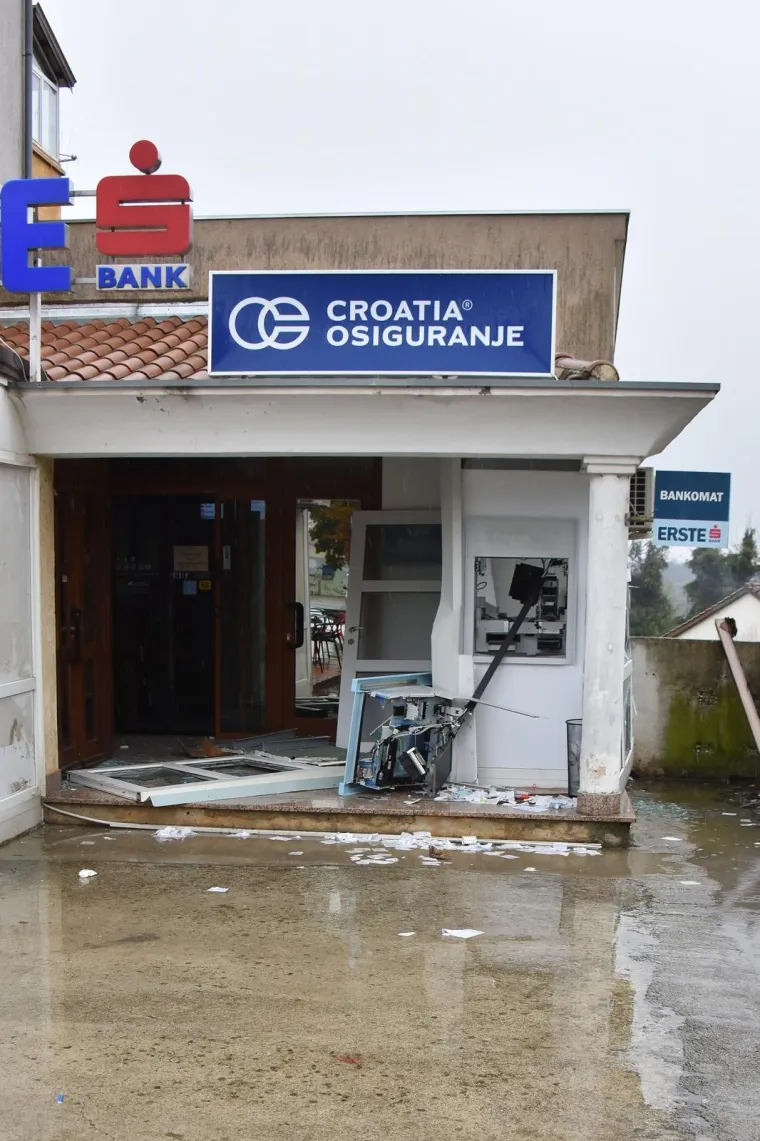 Nepoznati počinitelj je ispred poslovnice Erste banke uporabom plinske eksplozivne smjese, raznio bankomat. Nije uspio uzeti novac