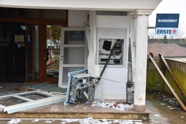 Nepoznati počinitelj je ispred poslovnice Erste banke uporabom plinske eksplozivne smjese, raznio bankomat. Nije uspio uzeti novac
