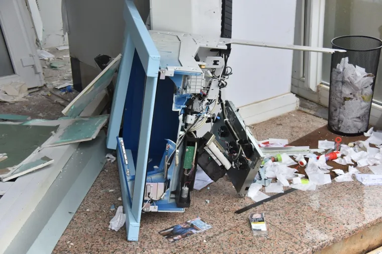 Nepoznati počinitelj je ispred poslovnice Erste banke uporabom plinske eksplozivne smjese, raznio bankomat. Nije uspio uzeti novac