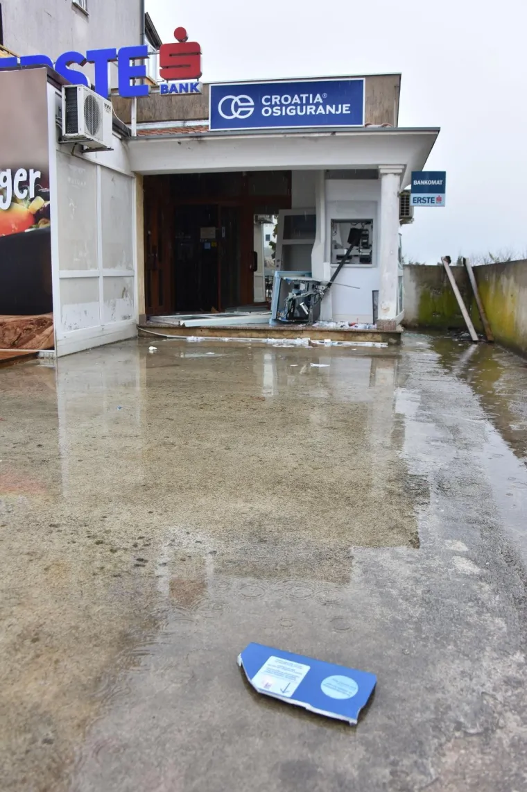 Nepoznati počinitelj je ispred poslovnice Erste banke uporabom plinske eksplozivne smjese, raznio bankomat. Nije uspio uzeti novac