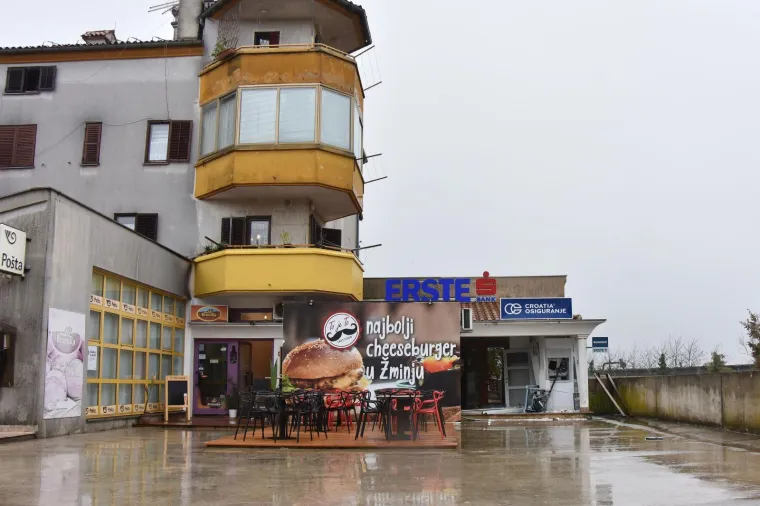 Nepoznati počinitelj je ispred poslovnice Erste banke uporabom plinske eksplozivne smjese, raznio bankomat. Nije uspio uzeti novac