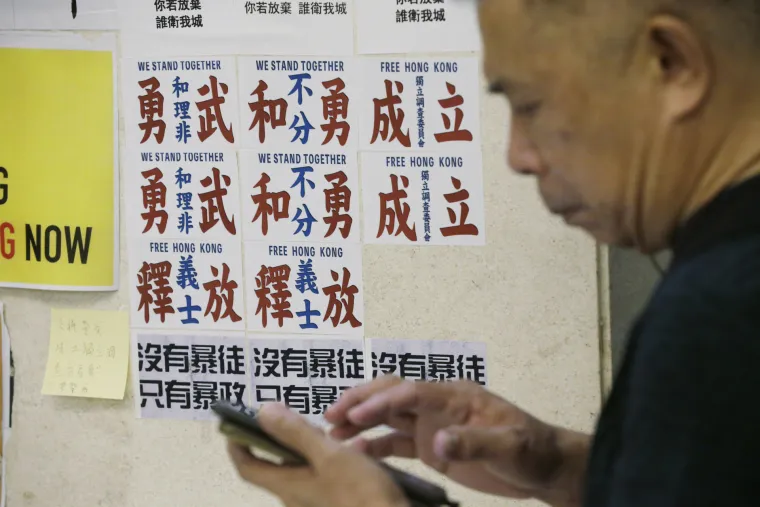 Najmanje četiri osobe ozlijeđene su u nedjelju u napadu nožem na prodemokratskom prosvjedu u Hong Kongu, a jednoj od njih je odgrižen komad uha.