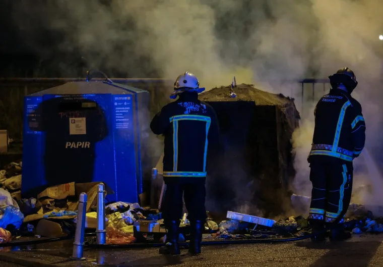 Zagrebački vatrogasci u akciji: Pogledajte kako je izgledalo ga&scaron;enje kontejnera na Kusto&scaron;iji