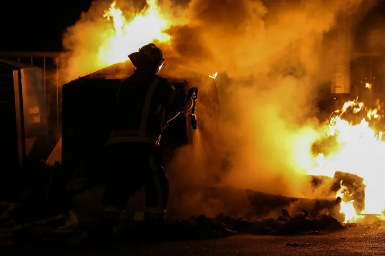 Zagrebački vatrogasci u akciji: Pogledajte kako je izgledalo ga&scaron;enje kontejnera na Kusto&scaron;iji