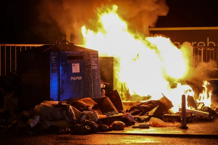 Zagrebački vatrogasci u akciji: Pogledajte kako je izgledalo ga&scaron;enje kontejnera na Kusto&scaron;iji