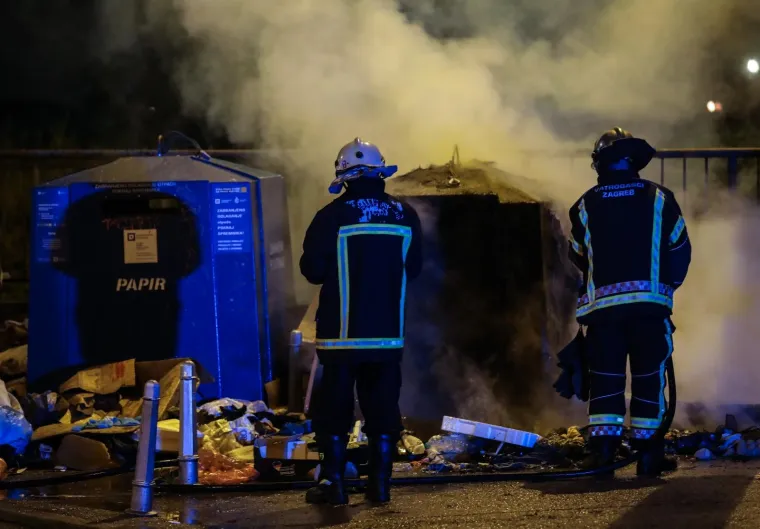 U Duvanjskoj ulici u zagrebačkom kvartu Kustošija u nedjelju navečer zapalio se kontejner. Vatrogasci su ubrzo stigli na lice mjesta obavijeno dimom i ugasili požar.