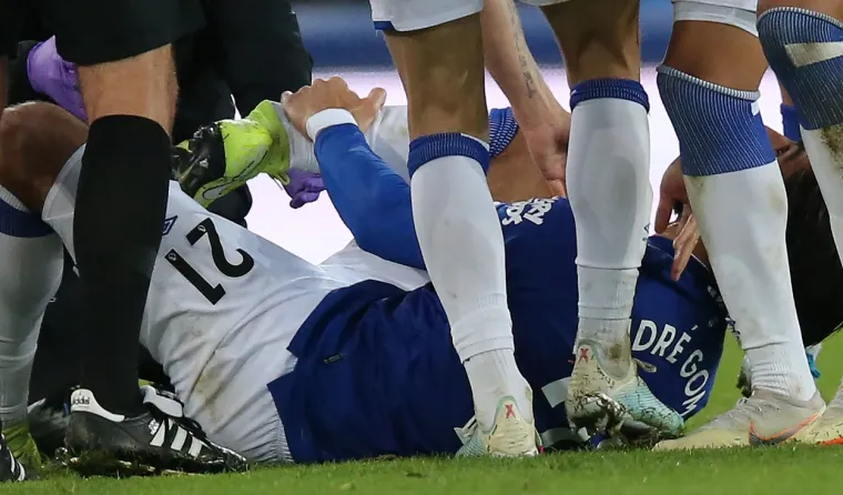 Na utakmici Tottenhama i Evertona u Liverpoolu igrač Tottenhama Heung-Min Son brutalno je startao na Andrea Gomesa.