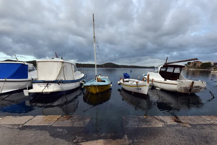 Plima kakva se rijetko viđa poplavila dijelove &Scaron;ibenika: Brodovi su zavr&scaron;ili na obali