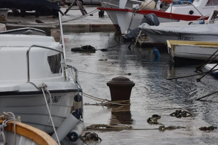 Plima kakva se rijetko viđa poplavila dijelove &Scaron;ibenika: Brodovi su zavr&scaron;ili na obali