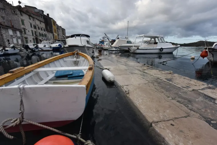 Plima kakva se rijetko viđa poplavila dijelove &Scaron;ibenika: Brodovi su zavr&scaron;ili na obali