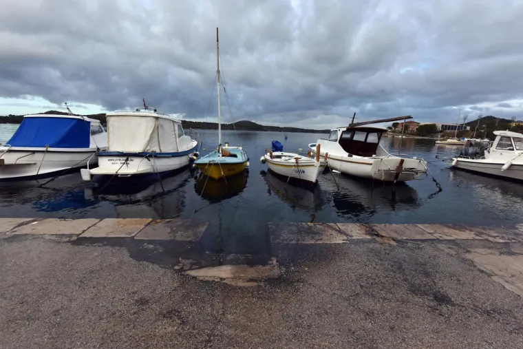 Plima kakva se rijetko viđa poplavila dijelove &Scaron;ibenika: Brodovi su zavr&scaron;ili na obali
