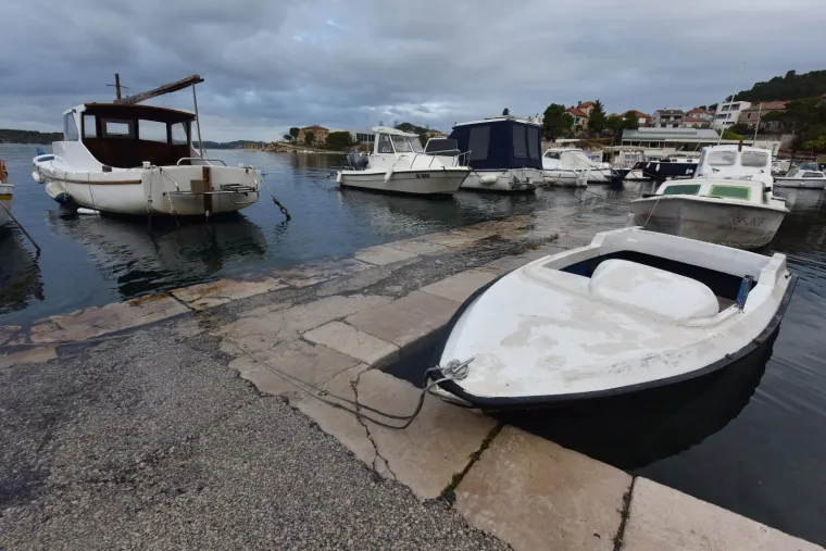 Plima kakva se rijetko viđa poplavila dijelove &Scaron;ibenika: Brodovi su zavr&scaron;ili na obali