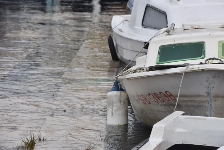 Plima kakva se rijetko viđa poplavila dijelove &Scaron;ibenika: Brodovi su zavr&scaron;ili na obali