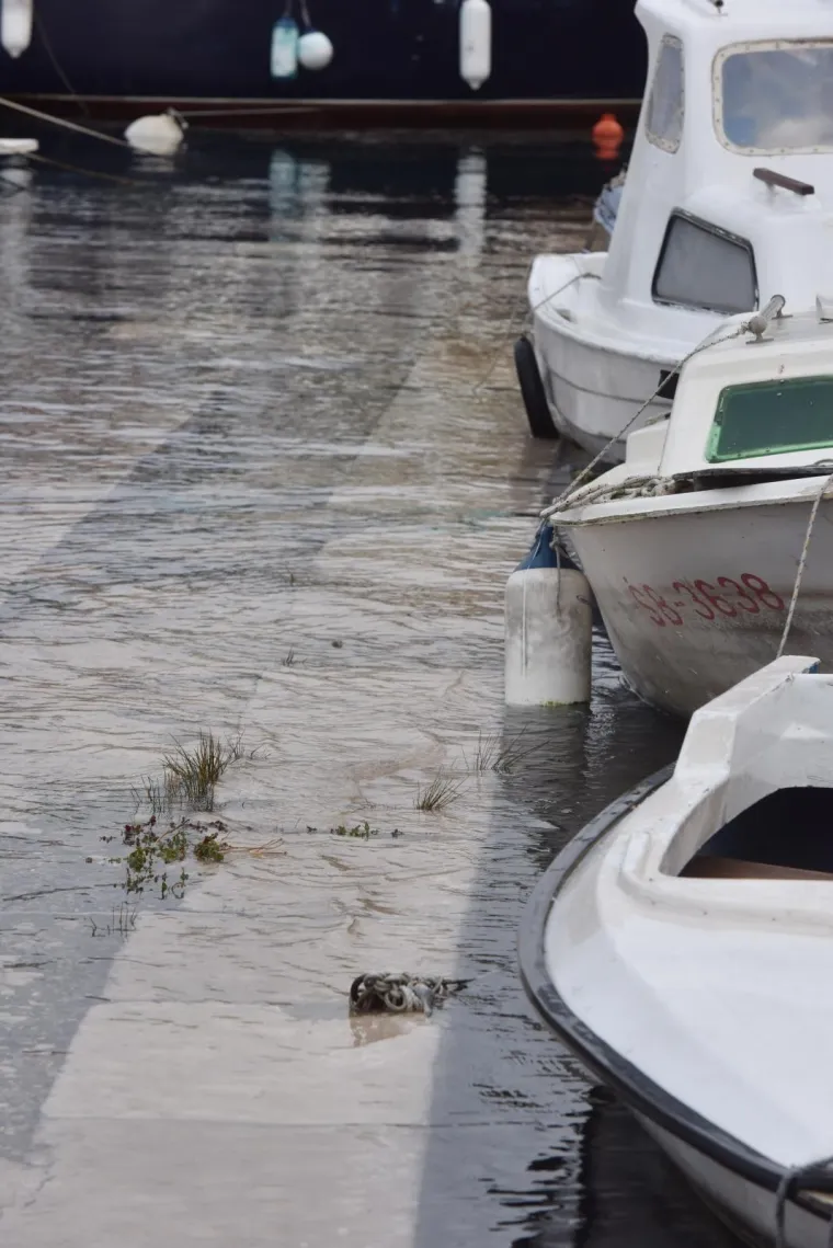 Plima kakva se rijetko viđa poplavila dijelove &Scaron;ibenika: Brodovi su zavr&scaron;ili na obali