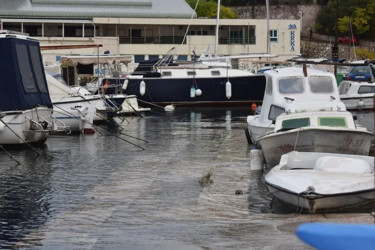 Plima kakva se rijetko viđa poplavila dijelove &Scaron;ibenika: Brodovi su zavr&scaron;ili na obali