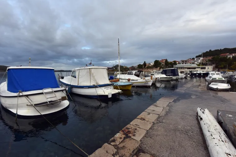 Plima kakva se rijetko viđa poplavila dijelove &Scaron;ibenika: Brodovi su zavr&scaron;ili na obali