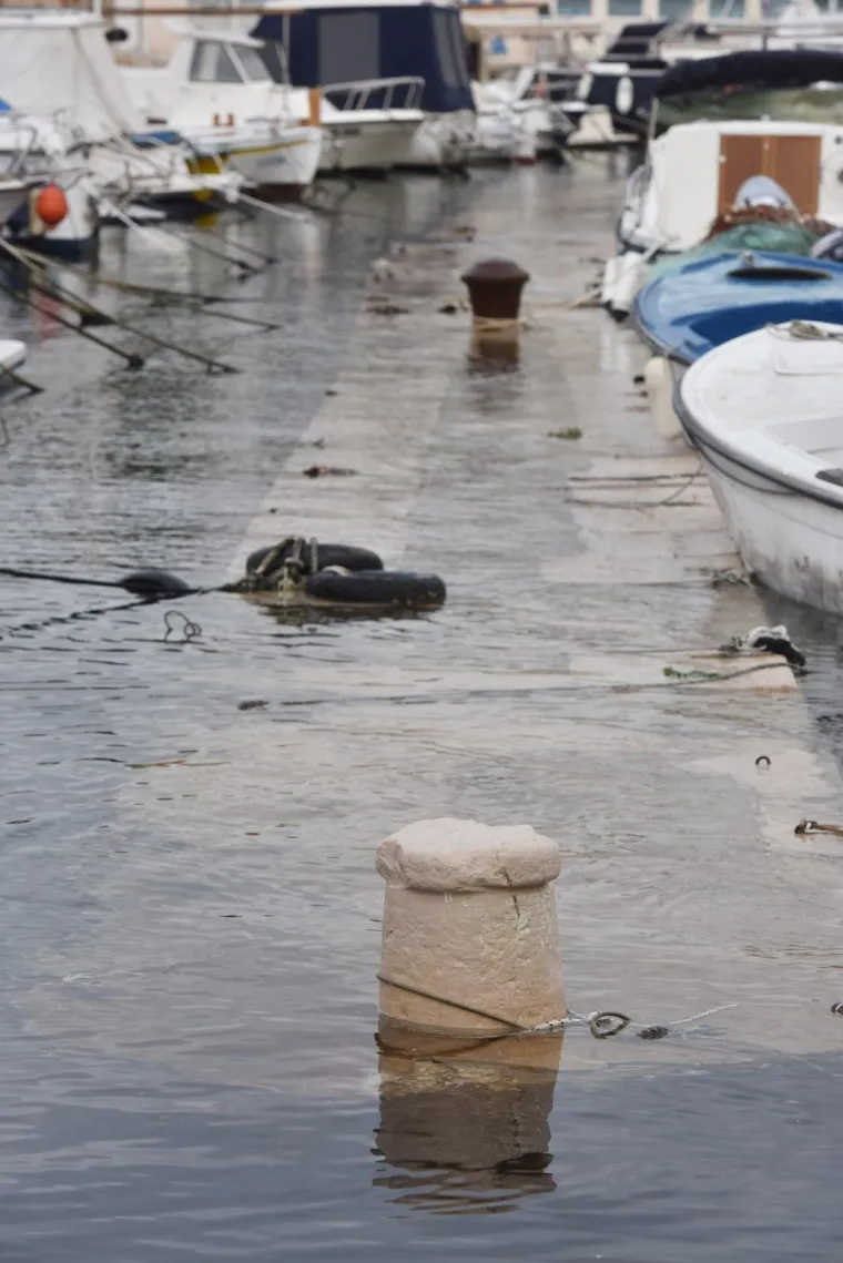 Plima kakva se rijetko viđa poplavila dijelove &Scaron;ibenika: Brodovi su zavr&scaron;ili na obali