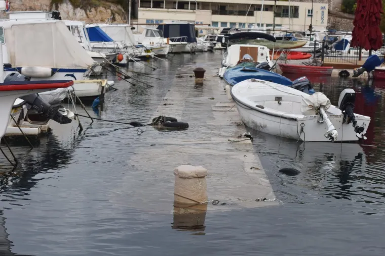 Plima kakva se rijetko viđa poplavila dijelove &Scaron;ibenika: Brodovi su zavr&scaron;ili na obali