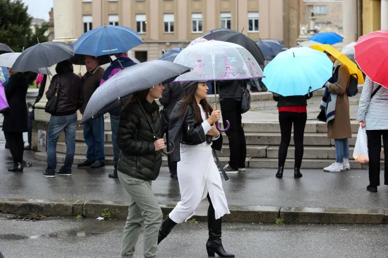 Građani u redovima na kiši: HNK je pustio u prodaju ulaznice za Orašara