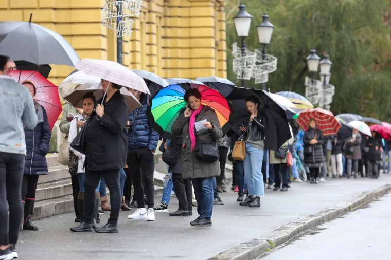 Građani u redovima na kiši: HNK je pustio u prodaju ulaznice za Orašara