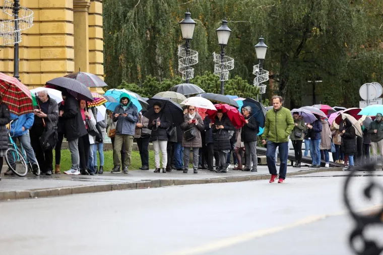 Građani u redovima na kiši: HNK je pustio u prodaju ulaznice za Orašara