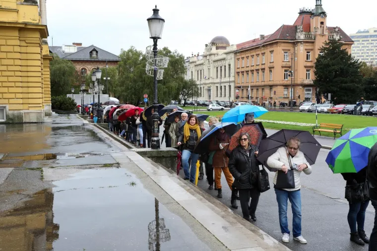 Građani u redovima na kiši: HNK je pustio u prodaju ulaznice za Orašara