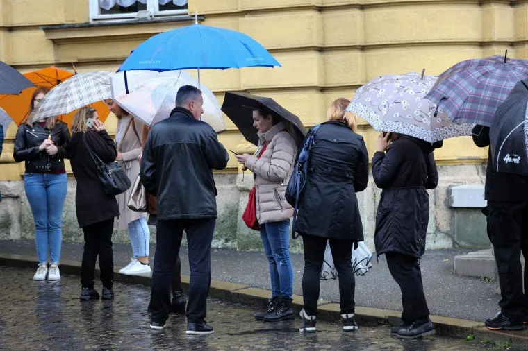 Građani u redovima na kiši: HNK je pustio u prodaju ulaznice za Orašara