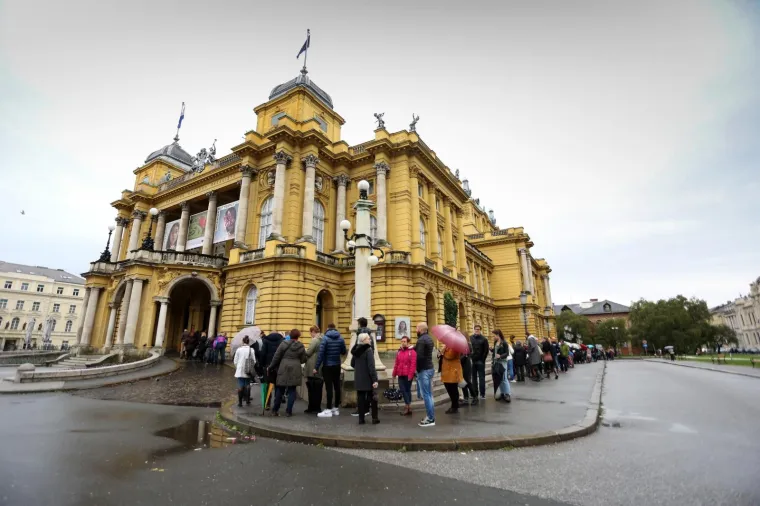 Građani u redovima na kiši: HNK je pustio u prodaju ulaznice za Orašara