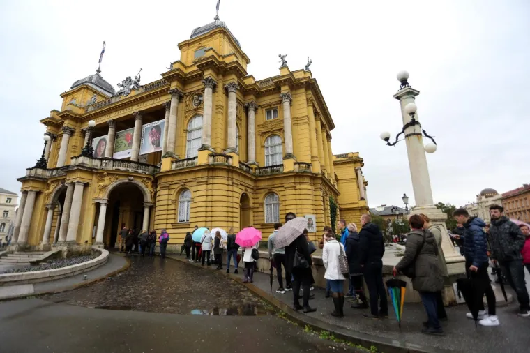 Građani u redovima na kiši: HNK je pustio u prodaju ulaznice za Orašara
