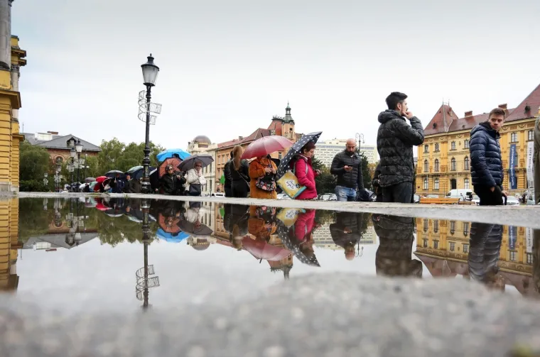 Građani u redovima na kiši: HNK je pustio u prodaju ulaznice za Orašara