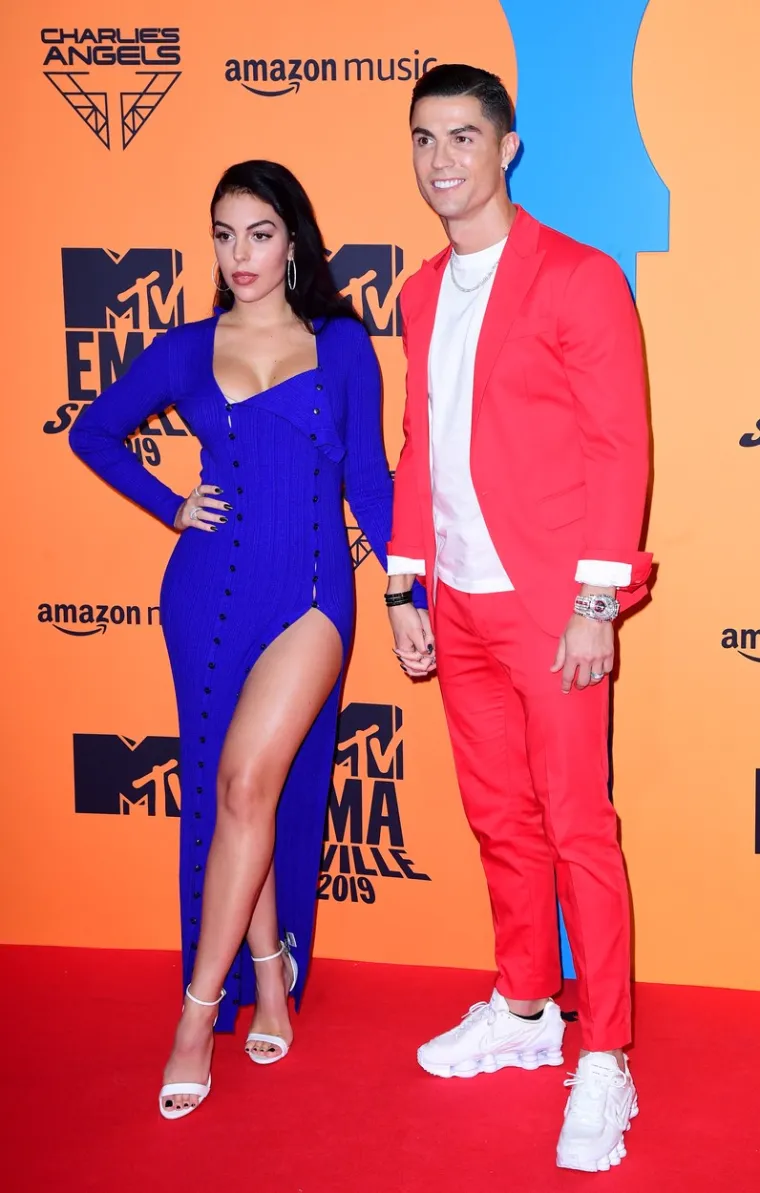 Jedan od najboljih nogometaša današnjice, Cristiano Ronaldo, i njegova djevojka Georgina Rodriguez, zablistali su u nedjelju navečer na dodjeli europskih MTV nagrada u Sevilli. Po dolasku na crveni tepih zvijezda Juventusa i lijepa Georgina izazvali su ogromnu pozornost i euforiju prisutnih. Dok su pozirali Ronaldo je svoju djevojku držao za stražnjicu.