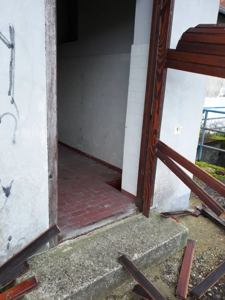 Ovdje djeca čekaju vlak kad idu u &scaron;kolu: 'Zbog smrada svi izbjegavaju čekaonicu, a stiže zima!'