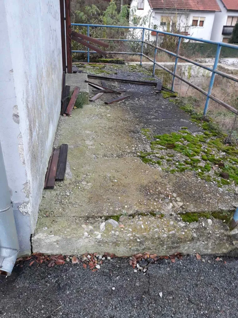 Ovdje djeca čekaju vlak kad idu u &scaron;kolu: 'Zbog smrada svi izbjegavaju čekaonicu, a stiže zima!'