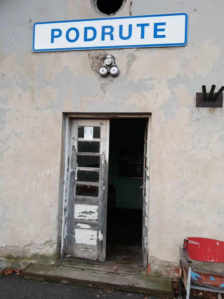 Ovdje djeca čekaju vlak kad idu u &scaron;kolu: 'Zbog smrada svi izbjegavaju čekaonicu, a stiže zima!'