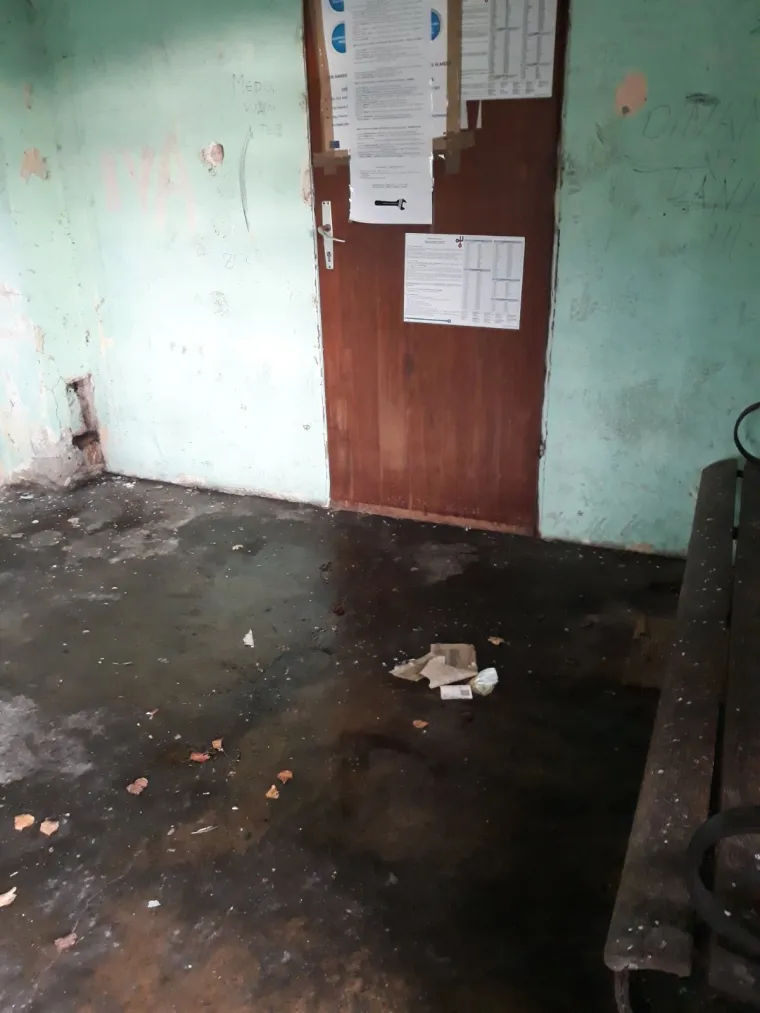 Ovdje djeca čekaju vlak kad idu u &scaron;kolu: 'Zbog smrada svi izbjegavaju čekaonicu, a stiže zima!'