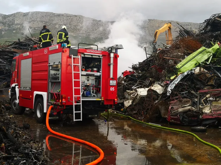 Veliki požar u Ka&scaron;tel Sućurcu: Zapalila se hrpa pre&scaron;anih automobila u reciklažnom dvori&scaron;tu
