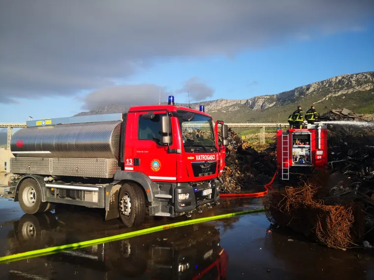 Veliki požar u Ka&scaron;tel Sućurcu: Zapalila se hrpa pre&scaron;anih automobila u reciklažnom dvori&scaron;tu