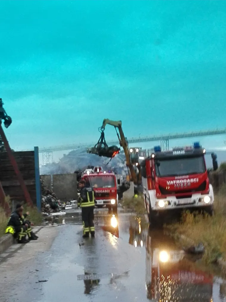 Veliki požar u Ka&scaron;tel Sućurcu: Zapalila se hrpa pre&scaron;anih automobila u reciklažnom dvori&scaron;tu