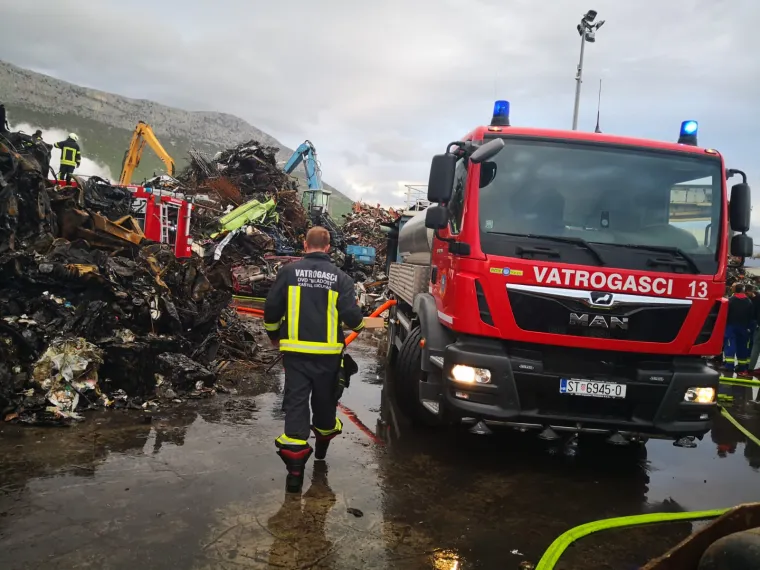 Veliki požar u Ka&scaron;tel Sućurcu: Zapalila se hrpa pre&scaron;anih automobila u reciklažnom dvori&scaron;tu