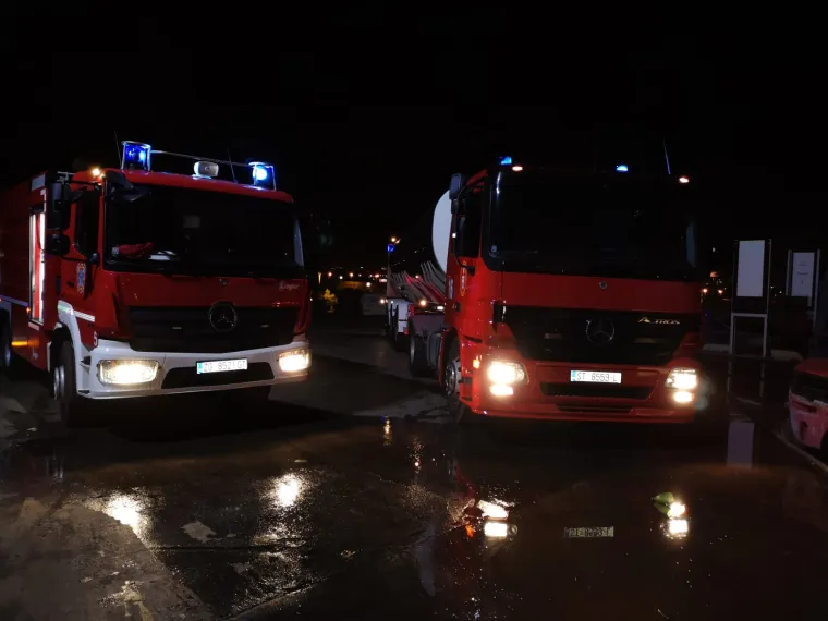 Veliki požar u Ka&scaron;tel Sućurcu: Zapalila se hrpa pre&scaron;anih automobila u reciklažnom dvori&scaron;tu