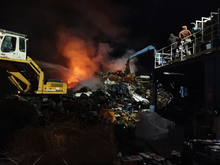 Veliki požar u Ka&scaron;tel Sućurcu: Zapalila se hrpa pre&scaron;anih automobila u reciklažnom dvori&scaron;tu