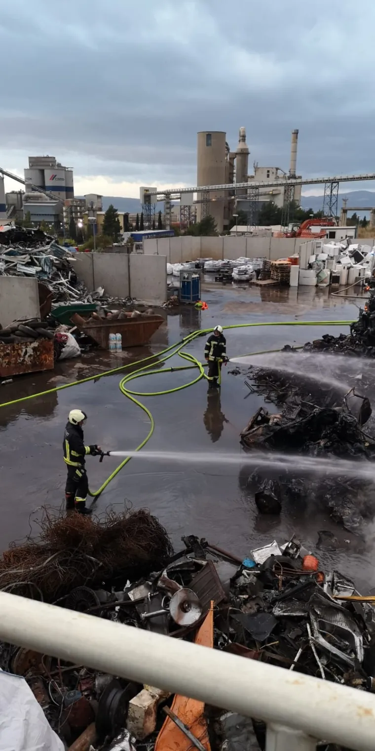 Veliki požar u Ka&scaron;tel Sućurcu: Zapalila se hrpa pre&scaron;anih automobila u reciklažnom dvori&scaron;tu