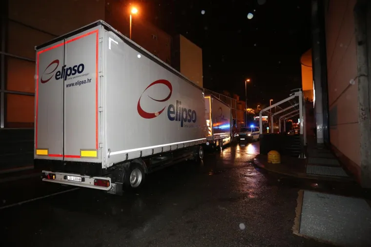 NESREĆA U RIJECI: Kamion s prikolicom se zabio u zaštitnu ogradu