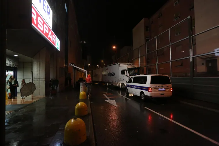 NESREĆA U RIJECI: Kamion s prikolicom se zabio u zaštitnu ogradu